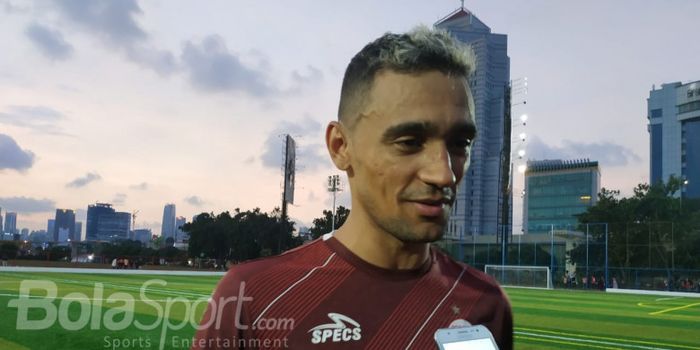 Bruno Oliveira de Matos alias Bruno Matos menjawab pertanyaan wartawan seusai latihan perdana Persij