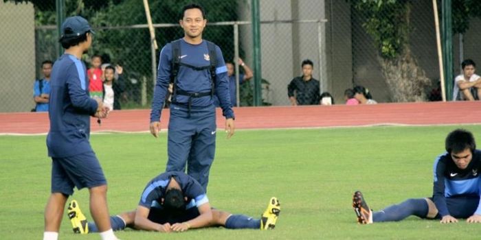 Dokter Alfan Nur Asyhar (tengah) ketika masih ikut menangani Timnas U19.