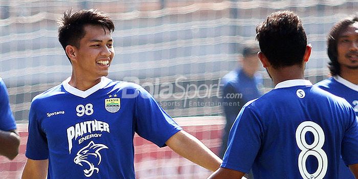 Mantan striker Persib yang saat ini membela Blitar Bandung United, Wildan Ramdhani (kiri), saat mengikuti sesi latihan tim di Gelora Bung Tomo 