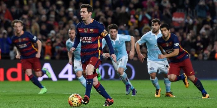 Bintang Barcelona, Lionel Messi, melakukan trik tap penalty pada laga kontra Celta Vigo di Stadion C