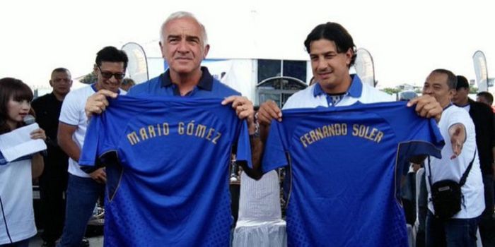  Pelatih Persib Bandung Roberto Carlos Mario Gomez bersama asistennya Fernando Soler, saat diperkena