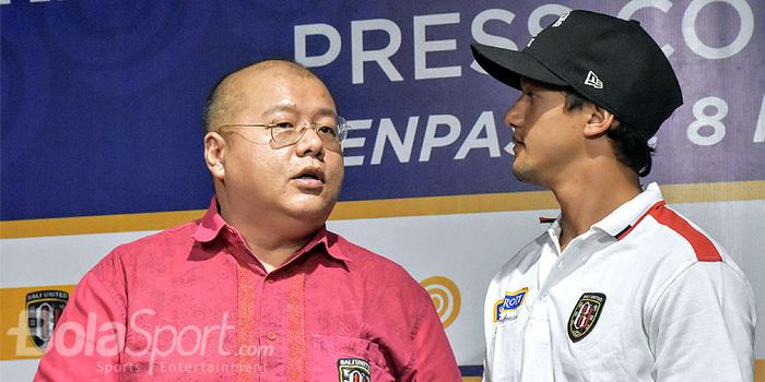   Irfan Bachdim (kanan) berdiskusi dengan CEO Bali United, Yabes Tanuri saat acara press conference 