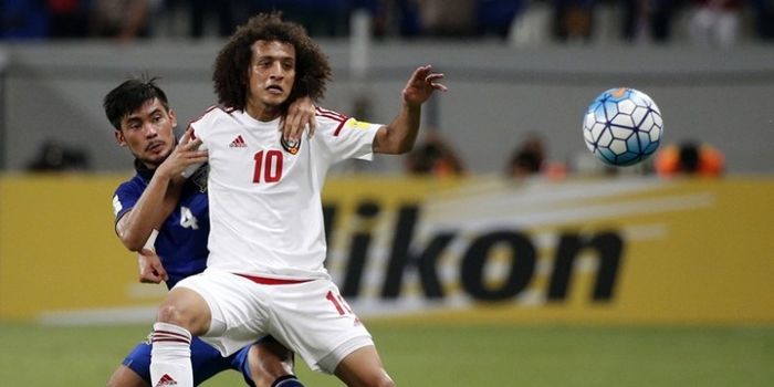 Winger timnas Thailand, Kroekrit Thaweekarn (belakang), menjaga ketat playmaker Uni Emirat Arab (UEA), Omar Abdulrahman, pada laga putaran ketiga Kualifikasi Piala Dunia 2018 Zona Asia di Stadion Mohammed Bin Zayed, Abu Dhabi, Kamis (6/10/2016).