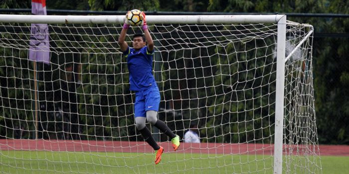 Kiper timnas U-19 Indonesia, Muhammad Riyandi saat menjalani pemusatan latihan di Lapangan Universit