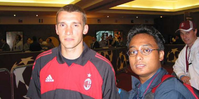 Wartawan Tabloid BOLA, Dwi Widijatmiko, bersama striker AC Milan asal Ukraina, Andriy Shevchenko.