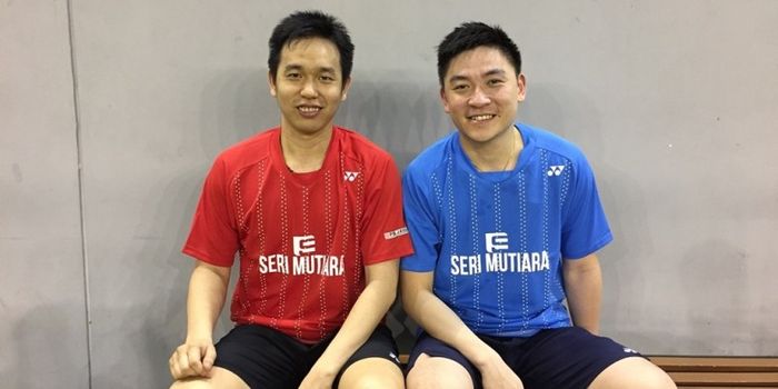 Pasangan ganda putra beda negara, Hendra Setiawan (Indonesia, kiri)/Tan Boon Heong (Malaysia), berpose bersama.