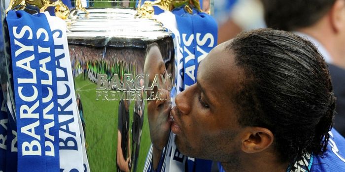  Striker Chelsea, Didier Drogba, mencium trofi Liga Inggris seusai timnya memenangi laga kontra Wiga