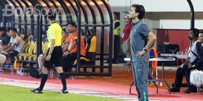 Pelatih Timnas U-23 Indonesia, Luis Milla, dalam laga uji coba melawan Timnas U-23 Thailand di Stadi