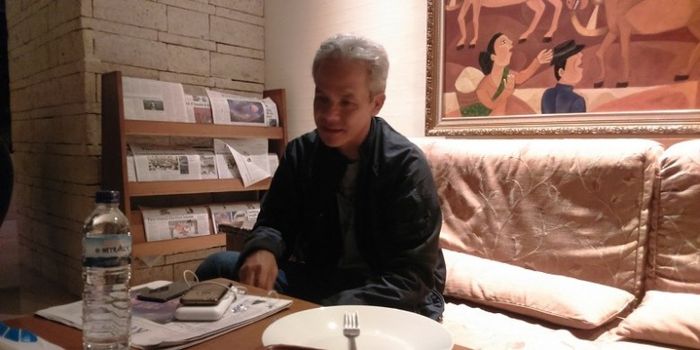 Gubernur Jateng Ganjar Pranowo, sedang berbincang dengan media sesaat setelah tiba di Hotel Santosa,