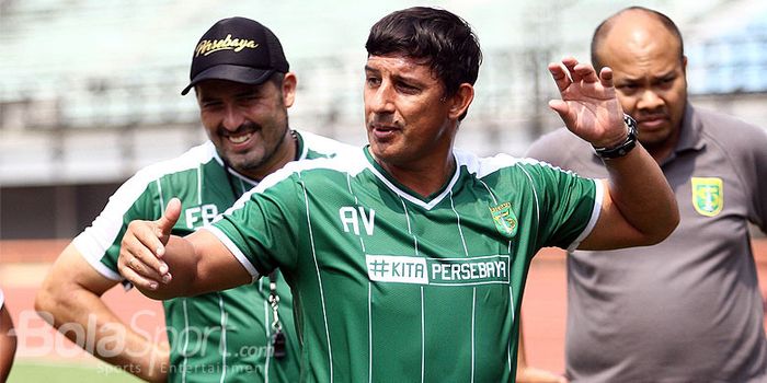  Pelatih Persebaya, Angel Alfredo Vera memberi arahan kepada pemain-pemainnya sebelum menjalani lati