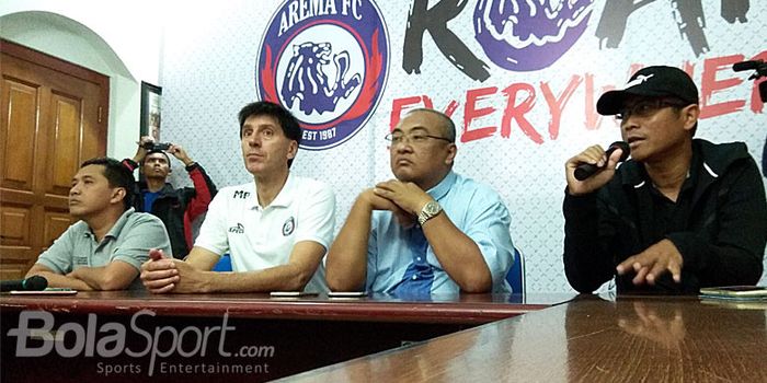 (Kiri-kanan) Media officer Arema Indonesia, Sudarmaji, asisten pelatih Milan Petrovic, general manag