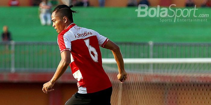 Aksi bek kanan Madura United, Andik Rendika Rama, saat tampil melawan Selangor FA dalam laga uji cob