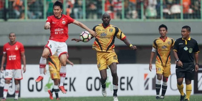 Aksi marquee player Mitra Kukar, Mohamed Sissoko.