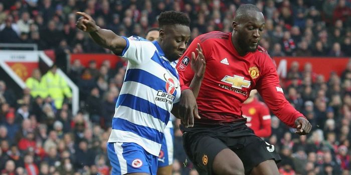 Striker Manchester United, Romelu Lukaku, beraksi dalam  laga melawan Reading pada putaran ketiga Pi