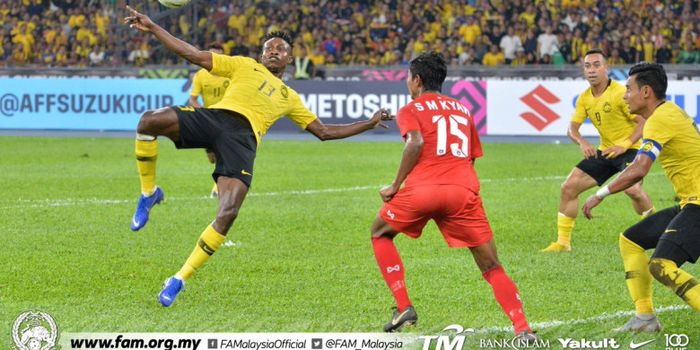 Aksi pemain Malaysia, Mohamadou Sumareh saat laga melawan Myanmar dalam laga Piala AFF 2018.