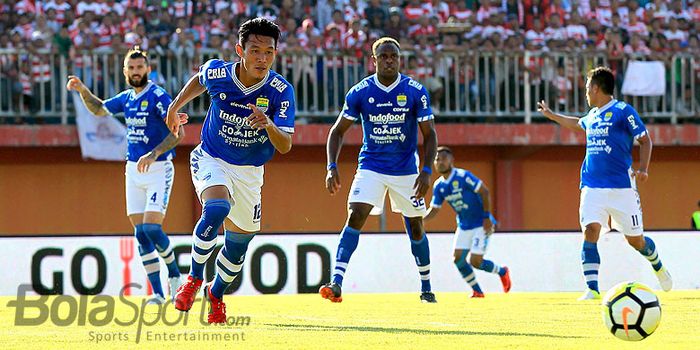 Pemain belakang Persib Bandung, Henhen Herdiana, mengejar bola saat tampil melawan Madura United.