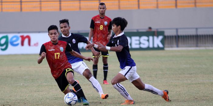 Pemain Timnas U-19 Timor Leste, Paulo C. Gali Da Costa Freitas (17), berusaha melewati dua pemain Ka