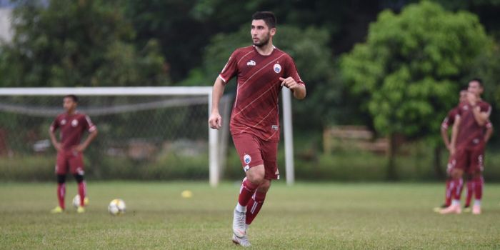 Pemain anyar Persija Jakarta, Jakhongir Abdumuminov dalam latihan di Lapangan PSAU, Halim Perdanakus