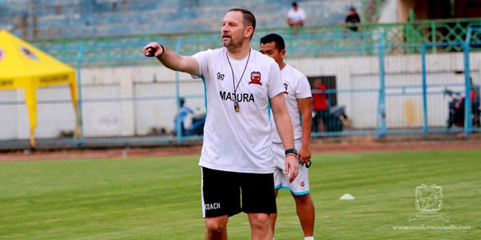 Pelatih Madura United, Dejan Antonic, Memimpin Latihan Timnya di Stadion Gelora Bangkalan.