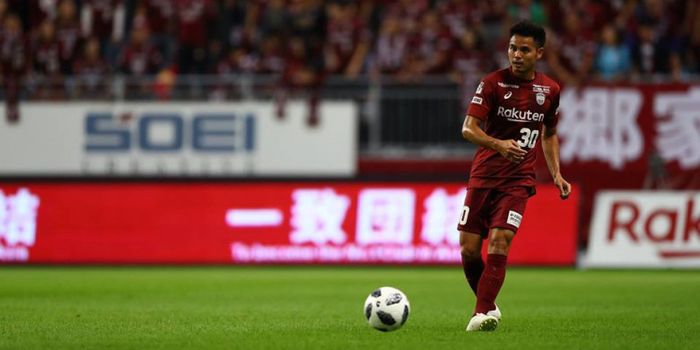 Aksi bek kiri Vissel Kobe asal Thailand, Theerathon Bumathan saat timnya menjamu Kashima Antlers pad