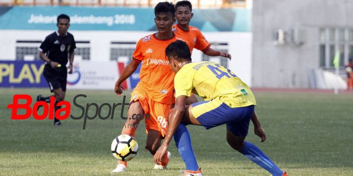 Striker Persija U-19, Sutan Zico mencoba melewati hadangan pemain Barito Putera pada semifinal Liga 