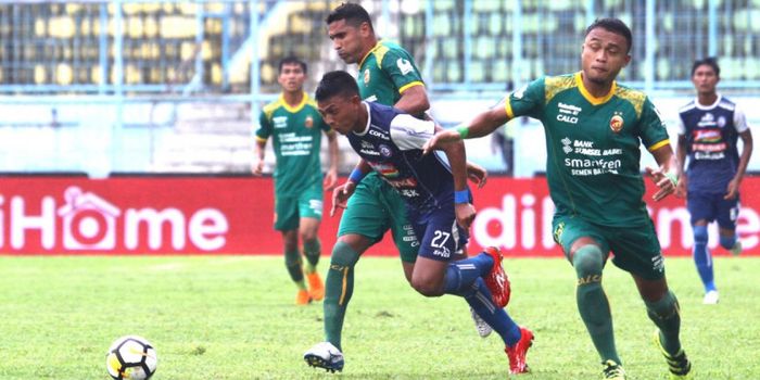 Striker Arema FC, Dedik Setiawan berebut bola dengan striker Sriwijaya FC, Alberto Goncalves.