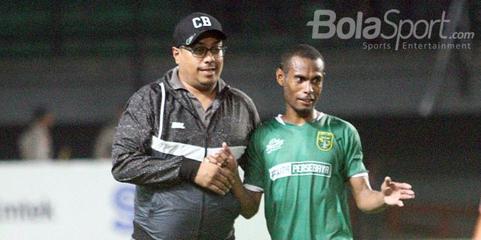 Manajer Persebaya, Chairul Basalamah menyambut Ruben Sanadi seusai pertandingan kontra Perseru Serui