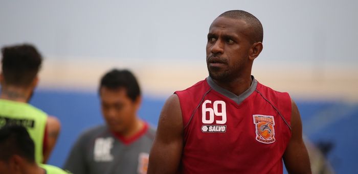 Boaz Solossa saat membela Pusamania Borneo FC.