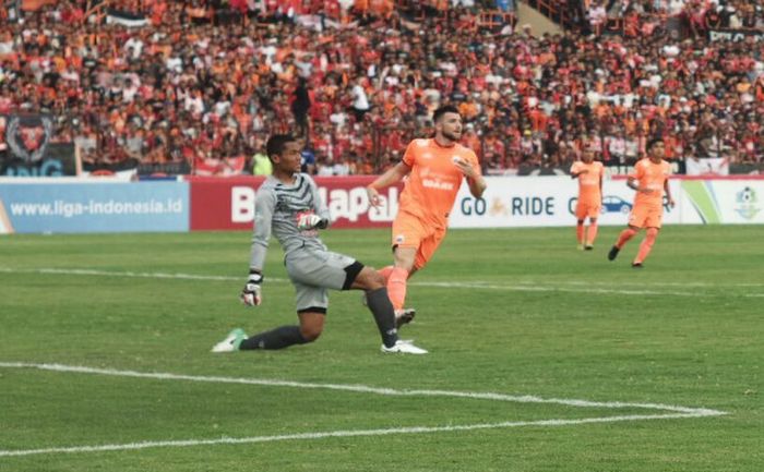  Aksi kiper PSIS Semarang, Aji Bayu Putra, saat melawan Persija Jakarta di Stadion Sultan Agung, Bantul, di Liga 1 2018.