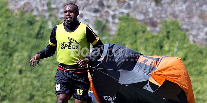  Penyerang Persipura Jayapura, Boaz Solossa, saat mengikuti training center di Agro Kusuma Batu, Jaw