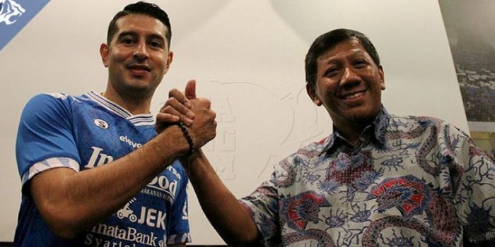 Esteban Vizcarra berpose dengan Komisaris PT Persib Bandung Bermartabat Kuswara S Taryono usai menan