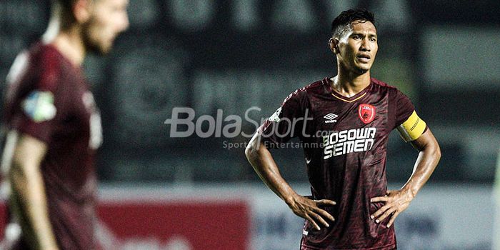  Kapten PSM Makassar, Zulkifli Syukur, saat tampil melawan Persib Bandung pada pekan kesepuluh Liga 