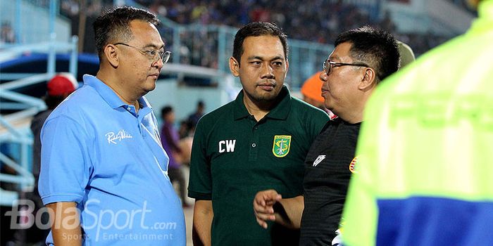 Rudy Widodo (General Manager Arema FC/kiri) dan Candra Wahyudi (Manajer Persebaya Surabaya/tengah).