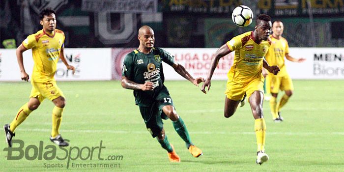   Pemain Sriwijaya FC, Mohamadou Ndiaye (kanan) berusaha menghadang penyerang Persebaya David da Sil