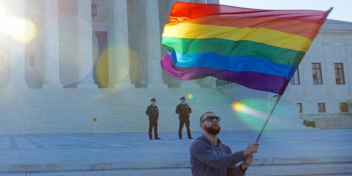 Salah seorang penggemar sedang mengibarkan bendera LGBT.