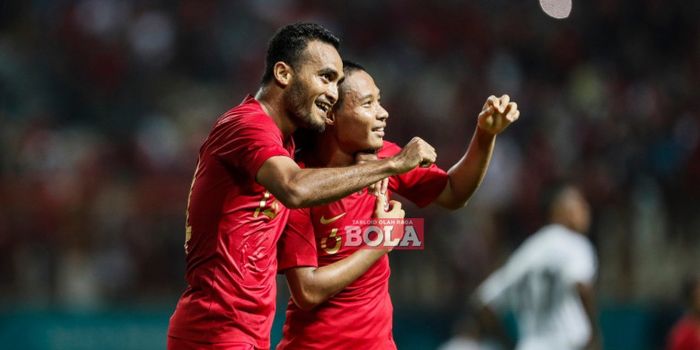    Gelandang timnas Indonesia, Evan Dimas, bersama dengan Rizky Pora, usai mencetak gol ke gawang ti