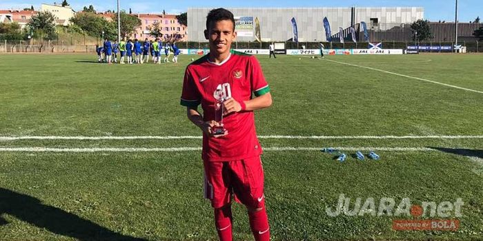 Egy Maulana Vikri saat mendapat penghargaan Jouer Revelation Trophee pada Turnamen Toulon 2017.