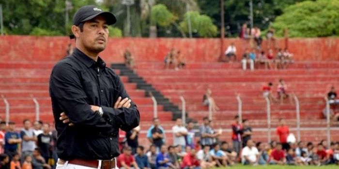 Pelatih Semen Padang, Nil Maizar, memperhatikan anak buahnya saat berlatih di Stadion H Agus Salim. 