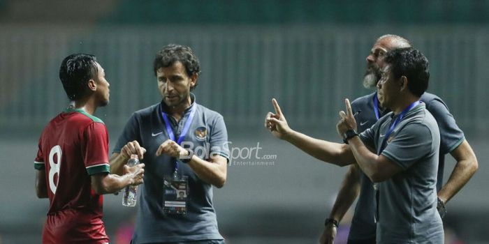        Pelatih Timnas U-23 Indonesia, Luis Milla (tengah), beserta asisten pelatih Bima Sakti (kanan