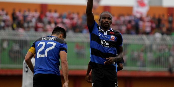 Greg Nwokolo dalam Laga Ujicoba antara Madura United kontra Persela Lamongan Kamis (02/02/2017) di S