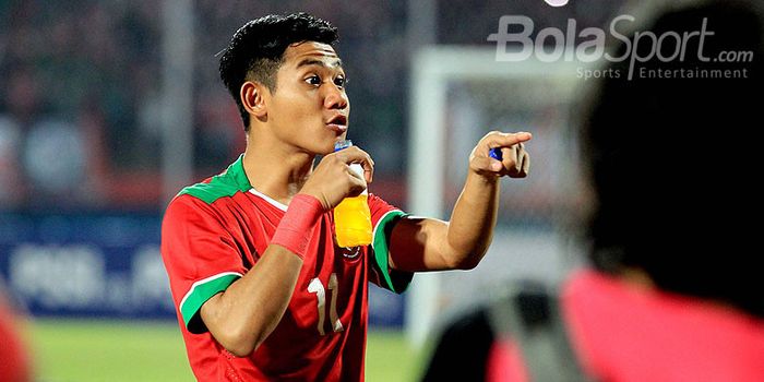   Bek timnas U-19 Indonesia, Firza Andika, saat tampil melawan Filipina dalam laga Grup A Piala AFF 