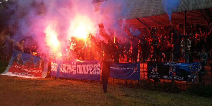 Pendukung salah satu klub kontestan Liga 3, PSB Bogor , memberi semangat kepada tim dengan menyalaka