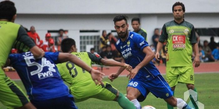 Aksi penyerang Persib Bandung, Marcos Flores (kedua dari kanan), dalam laga kontra Bhayangkara FC di