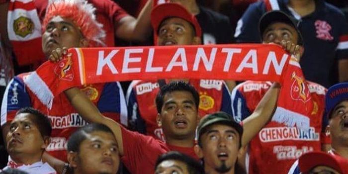 Fan Kelantan FA saat memberikan dukungan tim idolanya bertanding pada Liga Malaysia. 