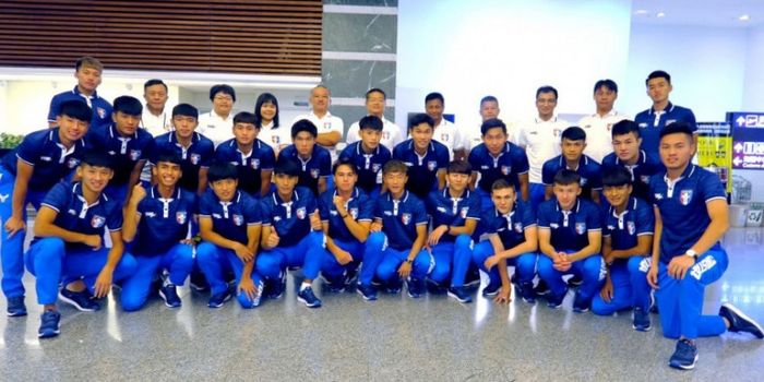 Para pelatih dan pemain Timnas U-19 Taiwan berfoto sebelum terbang ke Indonesia untuk memulai Piala 