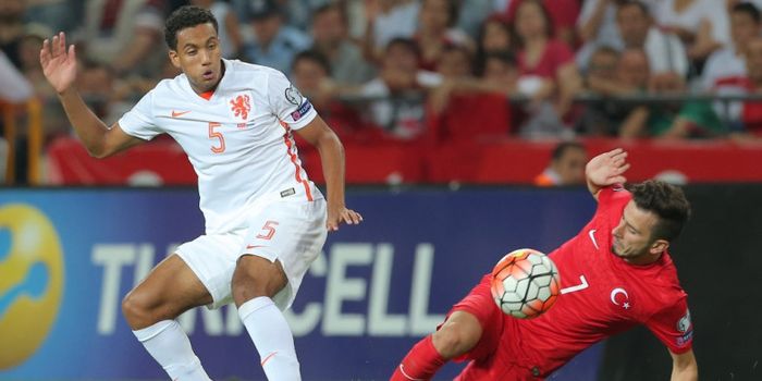 Jairo Riedewald (kiri) membela timnas Belanda saat melawan Turki pada partai Kualifikasi Piala Eropa