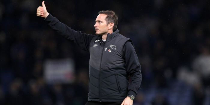 Ekspresi manajer Derby County, Frank Lampard, saat menyapa publik Stadion Stamford Bridge jelang lag