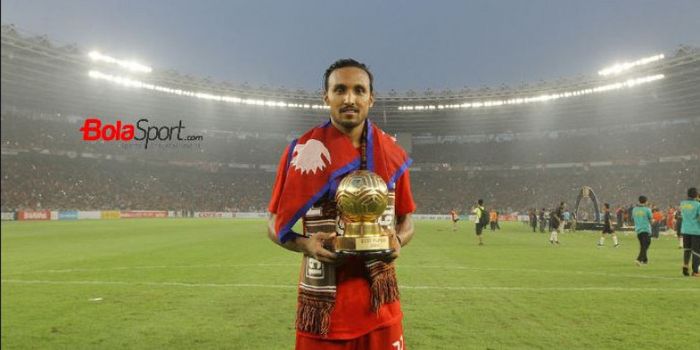 Gelandang asing Persija Jakarta, Rohit Chand memamerkan gelar best player Liga 1 2018.