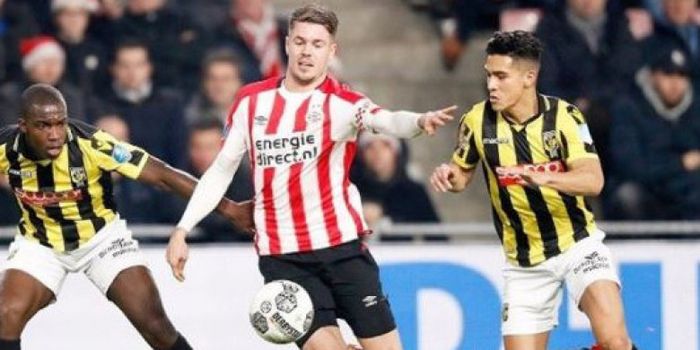 Gelandang Vitesse Arnhem, Navarone Foor  (kanan), saat melawan PSV Eindhoven.