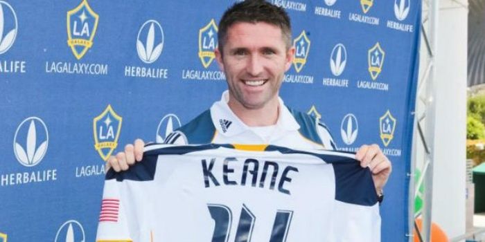 Penyerang asal Irlandia, Robbie Keane, saat memamerkan seragam Los Angeles Galaxy miliknya. 